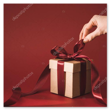 Scatole regalo decorate con nastri colorati