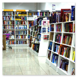 Reparto libreria con scaffali di libri ordinati
