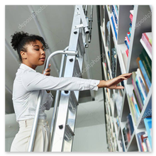Scaffali pieni di libri in una libreria accogliente