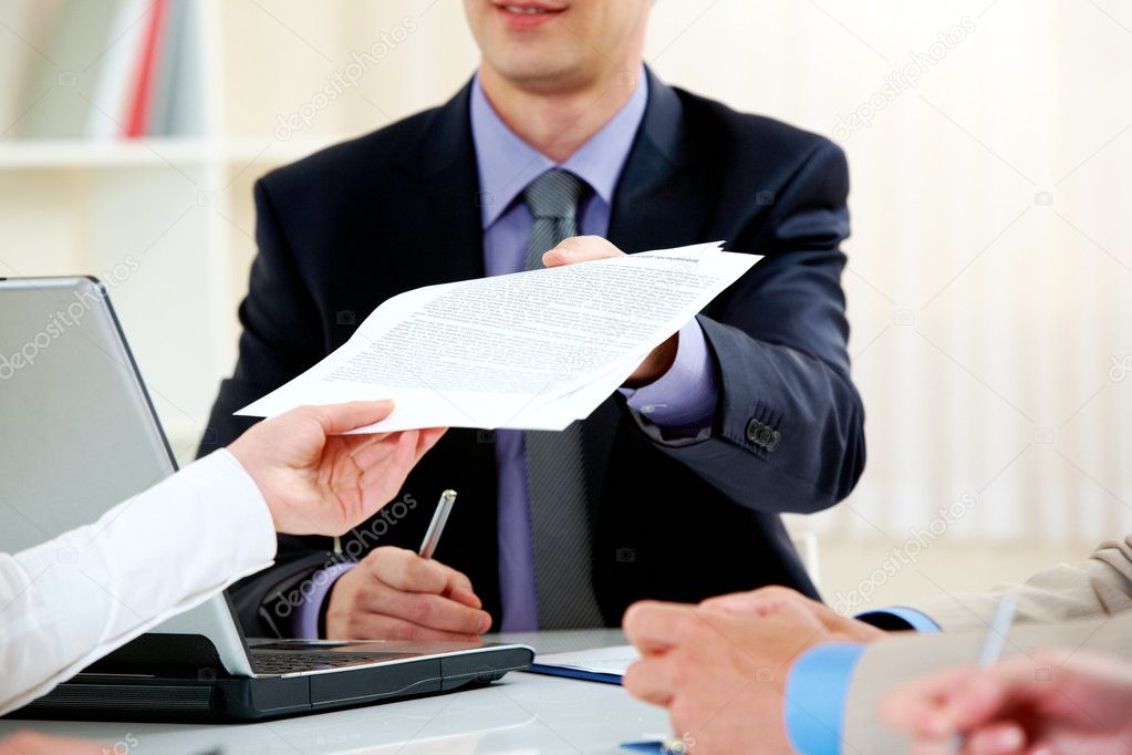 Persona che spiega un documento a un cliente con chiarezza